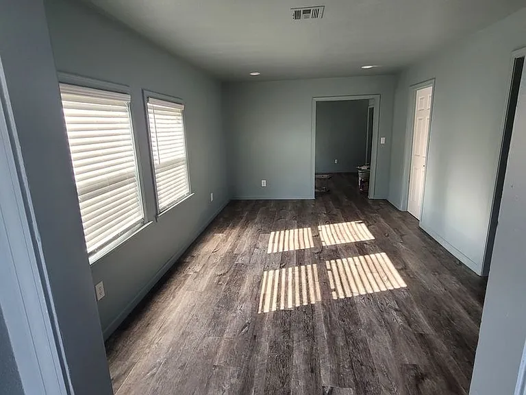 555 E Harmon Dr — Photo 10