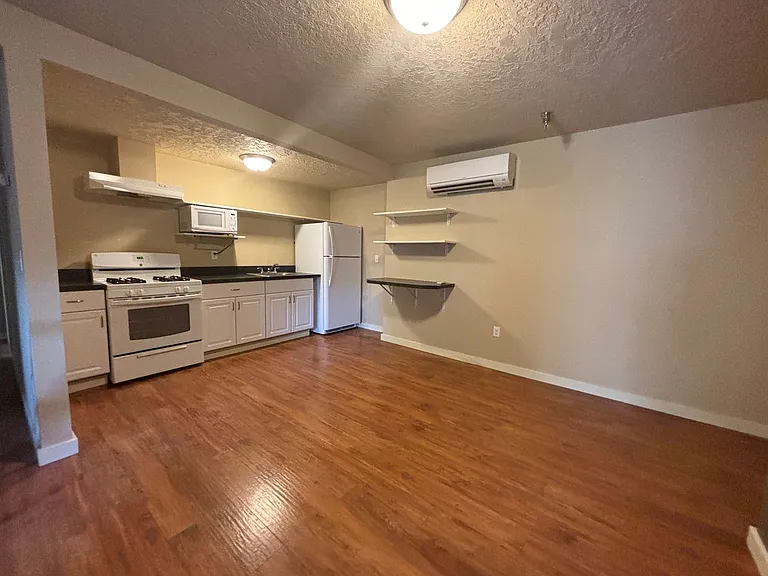 2109 3rd St — Photo 3