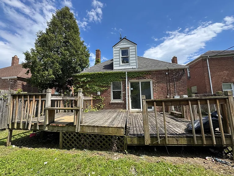 9927 Beaconsfield St — Photo 16