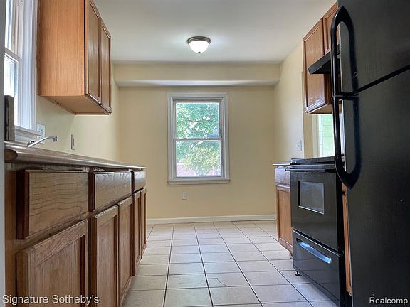 3rd image of 26638 Lenox Ave