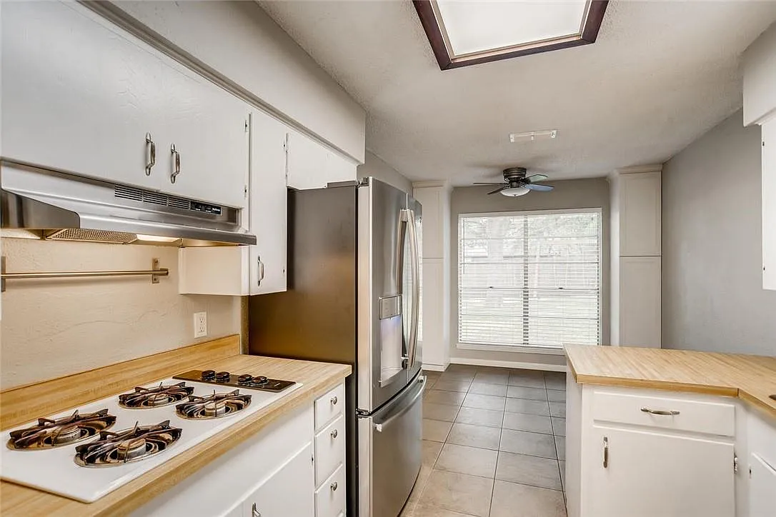 3 bed, 2.0 bath, 1340 sqft, $2,500 — Photo 3