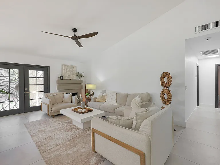 1325 E San Angelo Ave — Photo 4