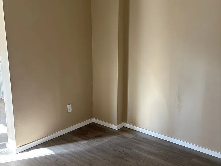 3937 Iowa Ave — Photo 5
