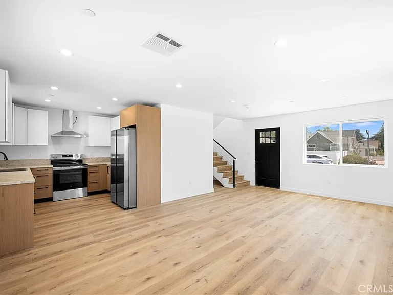 11047 Yarmouth Ave — Photo 7