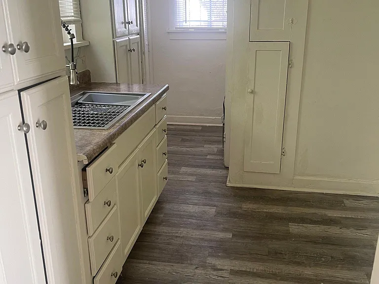 1348 W 40th Pl — Photo 3