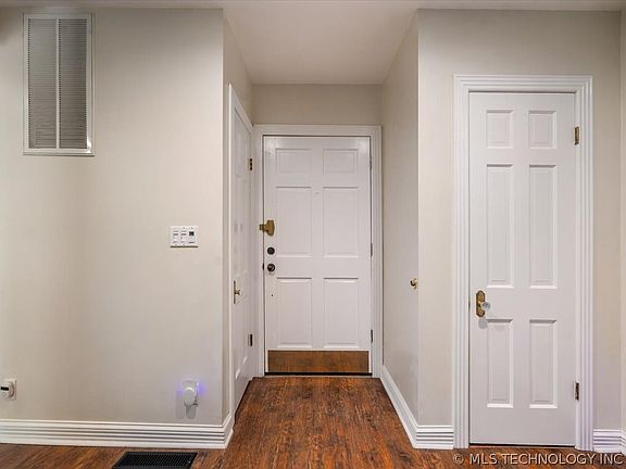 4th image of 1619 S Carson Ave