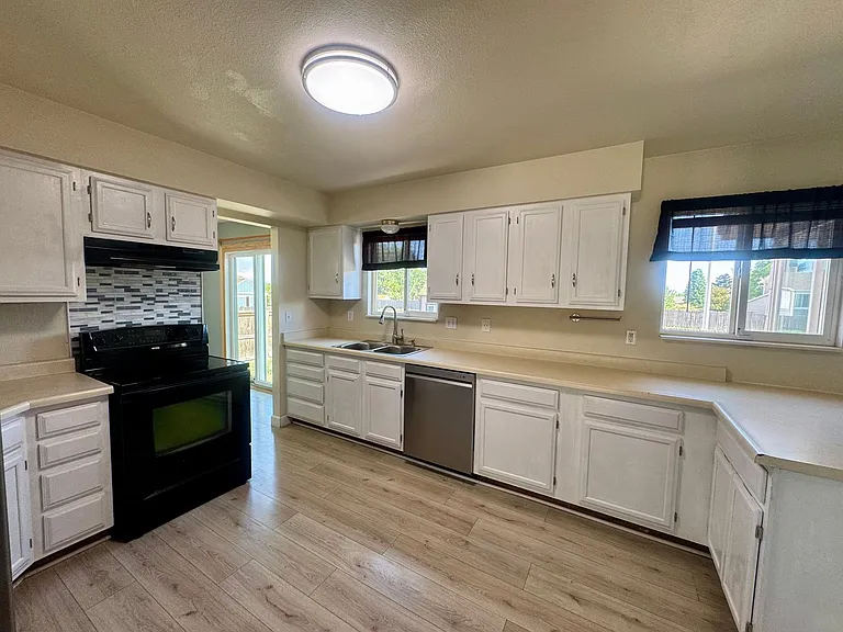1125 Lindstrom Dr — Photo 6