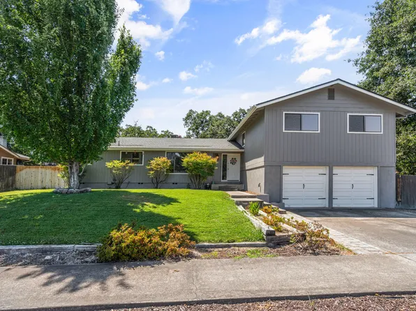 300 White Oak Cir, Medford, OR 97504