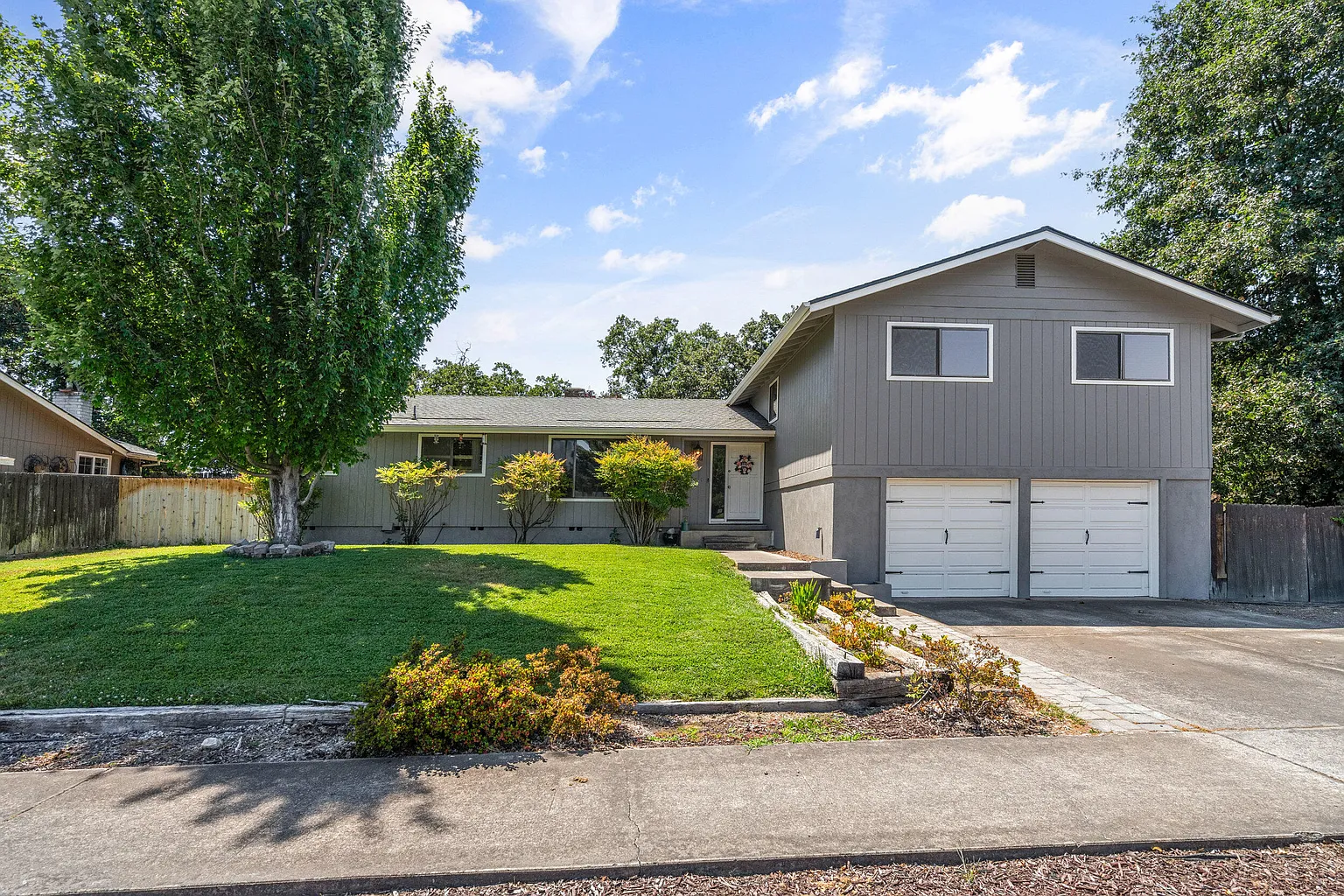 300 White Oak Cir photo 1