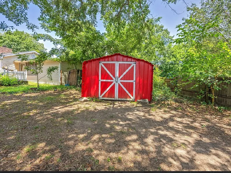1504 Melanie Ln — Photo 29