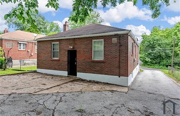 3 bed, 1008 sqft, $1,568 — Photo 3