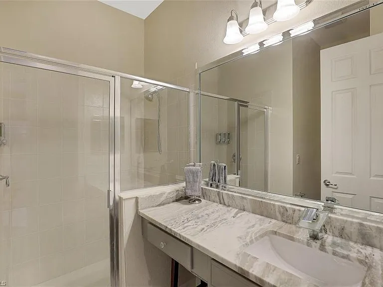 Full bath off of the other bedrooms.