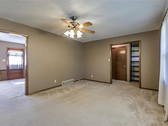 Nice large entry from LR to DR/Kitchen area