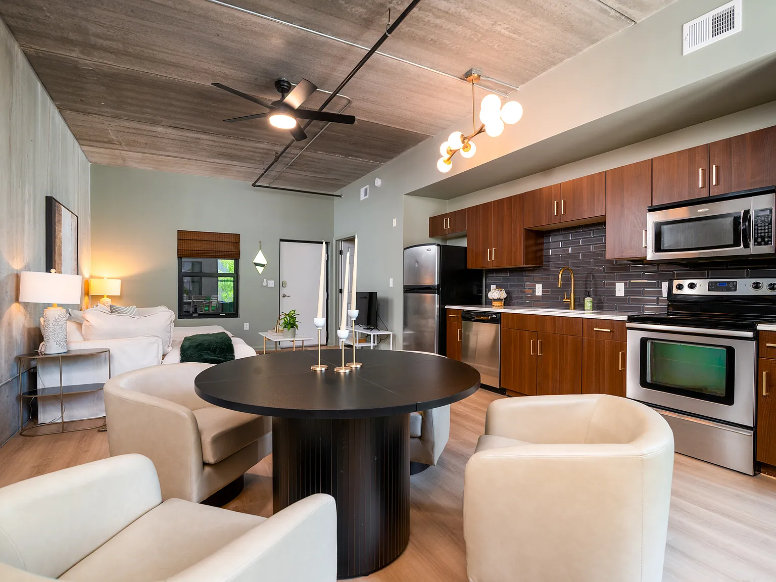 2 bed, 822 sqft, $3,600 — Photo 2