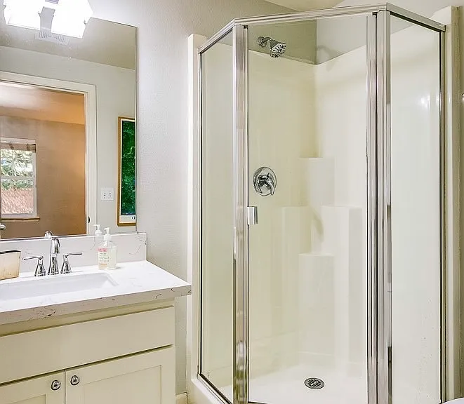lower floor ensuite bathroom