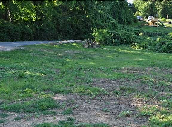 5th image of 512 Rosewood Ave