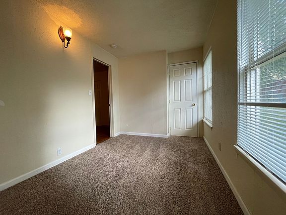 4th image of 901 S Lincoln St APT 3