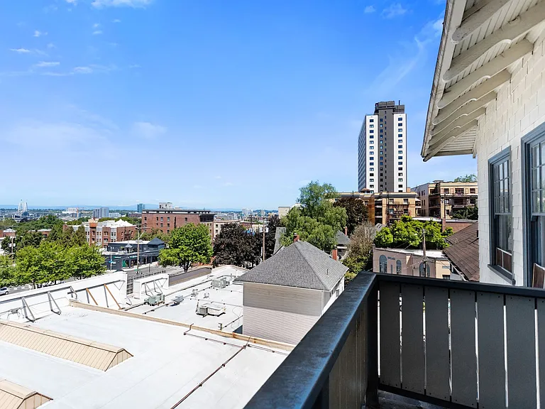 1 Bedroom with den close to SW! Walking distance to Providence Park! — Photo 18