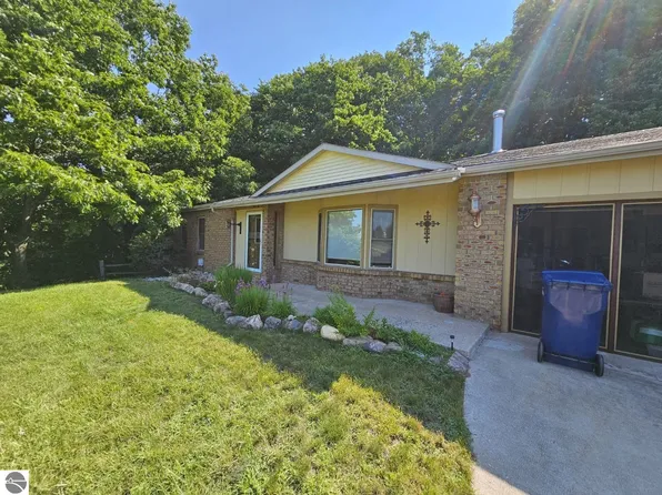 7123 S Whispering Hills Dr, Traverse City, MI 49684