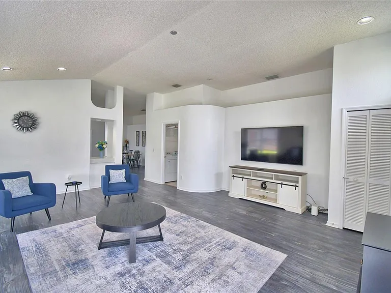 2935 Dickens Cir — Photo 6