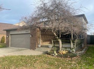38114 Huron Pointe Dr, Harrison Township, MI 48045