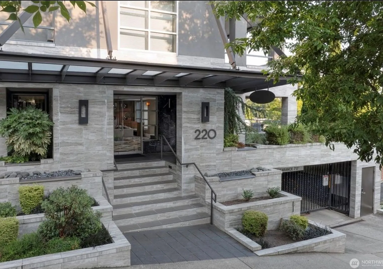 Charming 2BR Condo in Downtown Kirkland — Photo 3