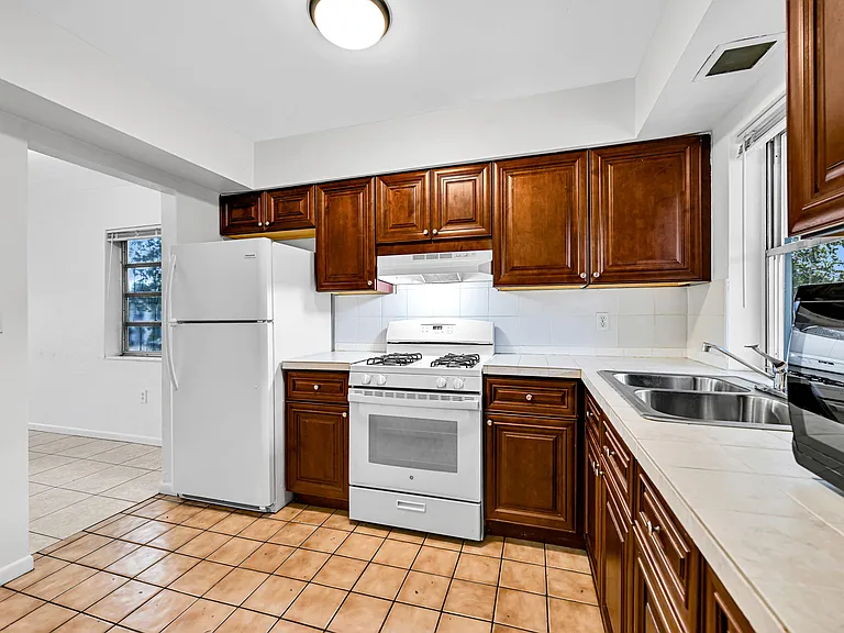 199 SW 15th St #3 — Photo 8