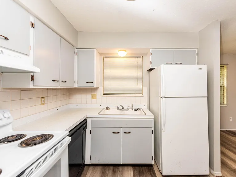 15 Regency Ct #15 — Photo 7
