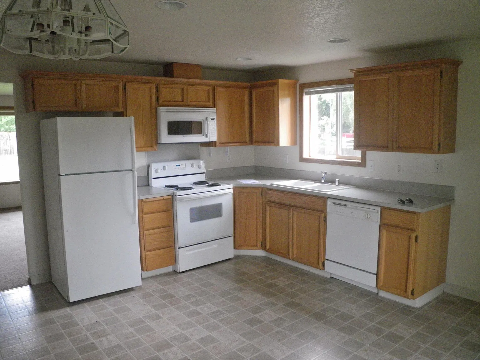 3 bed, 1096 sqft, $2,190 — Photo 3