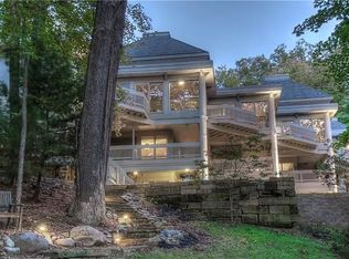 933 Top Of The Hill Rd, Akron, OH 44333