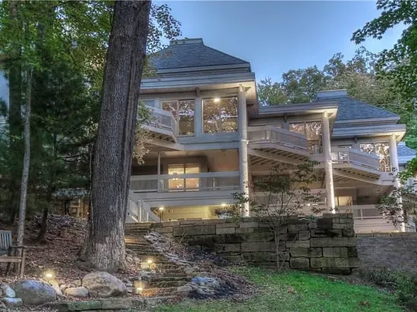 933 Top Of The Hill Rd, Akron, OH 44333