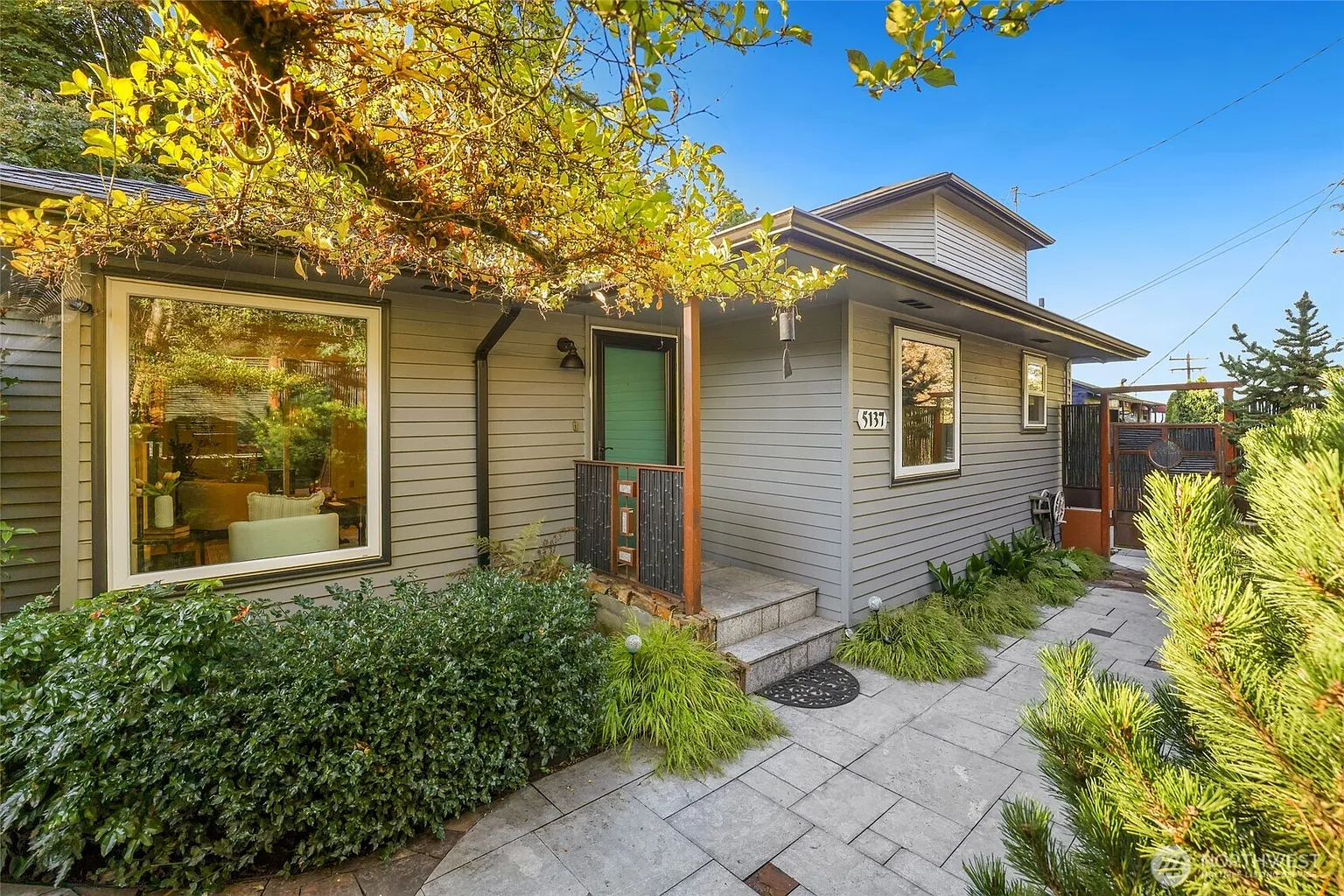 5137 SW Admiral Way photo 1