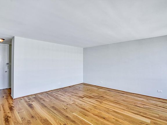 5th image of 1450 E 55th Pl APT 1023S