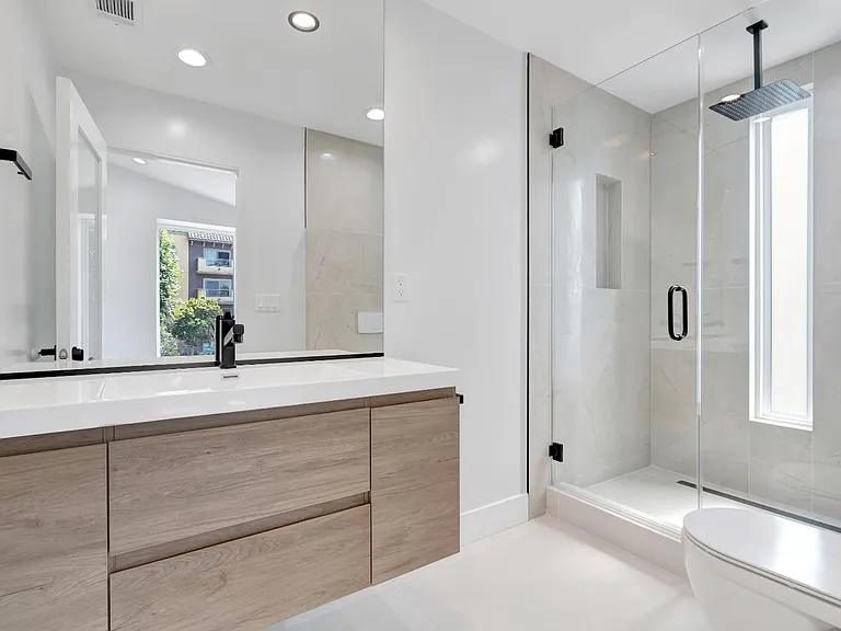 11613 Burbank Blvd — Photo 29