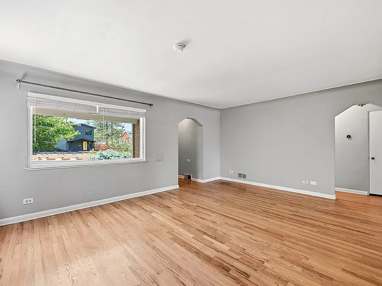 1560 Roslyn St — Photo 6