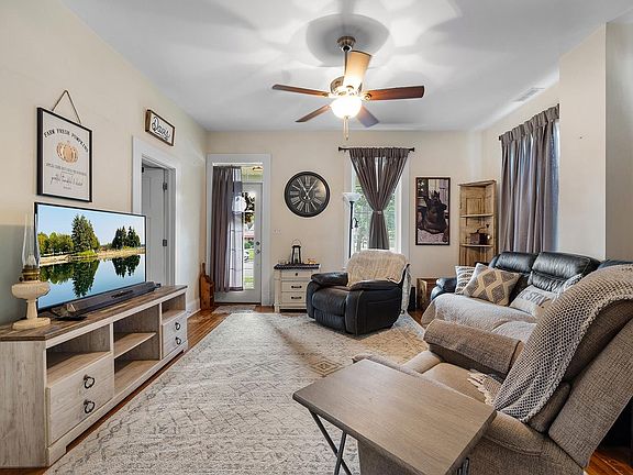 4th image of 207 W Smith St