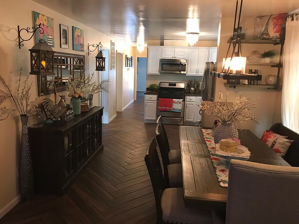 Open concept living room, dining room, and kitchen.