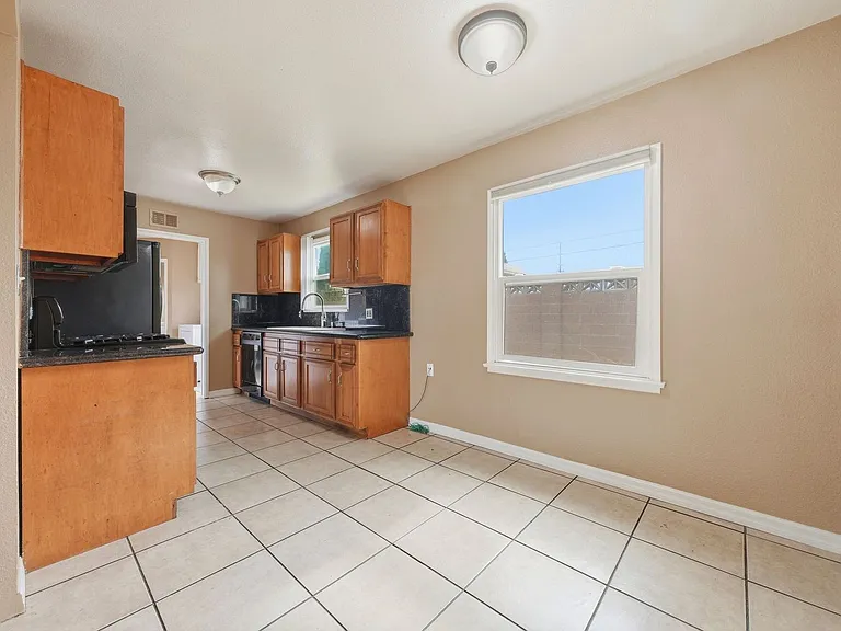 345 N Shattuck Pl — Photo 4