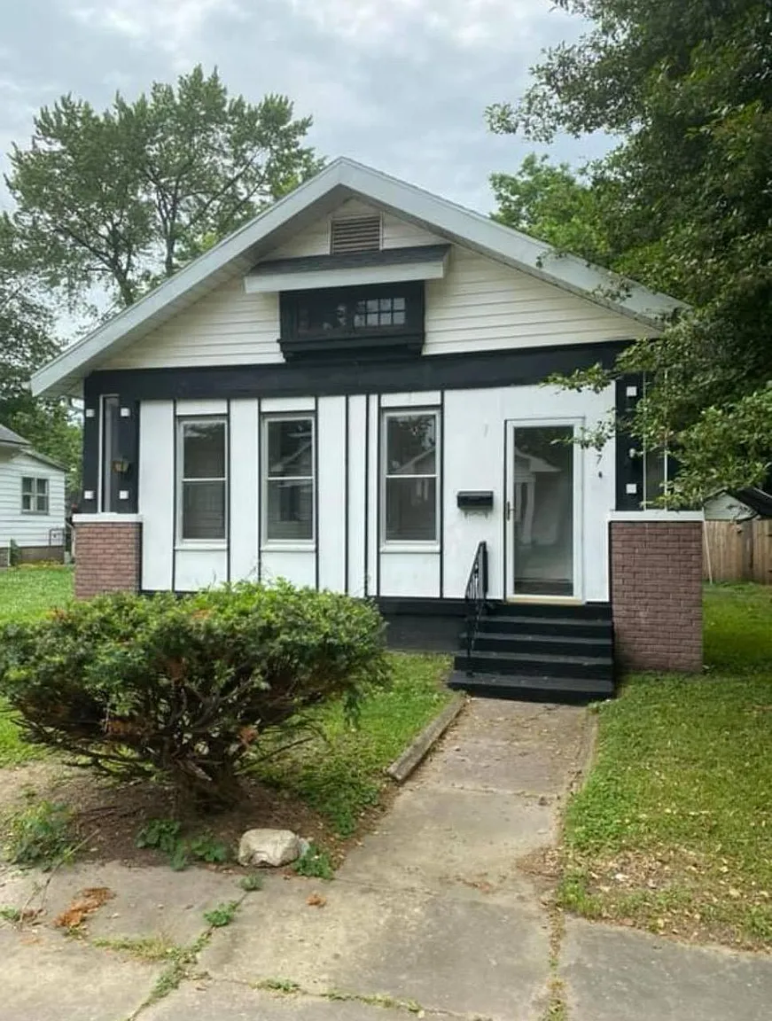 717 Covert Ave photo 1