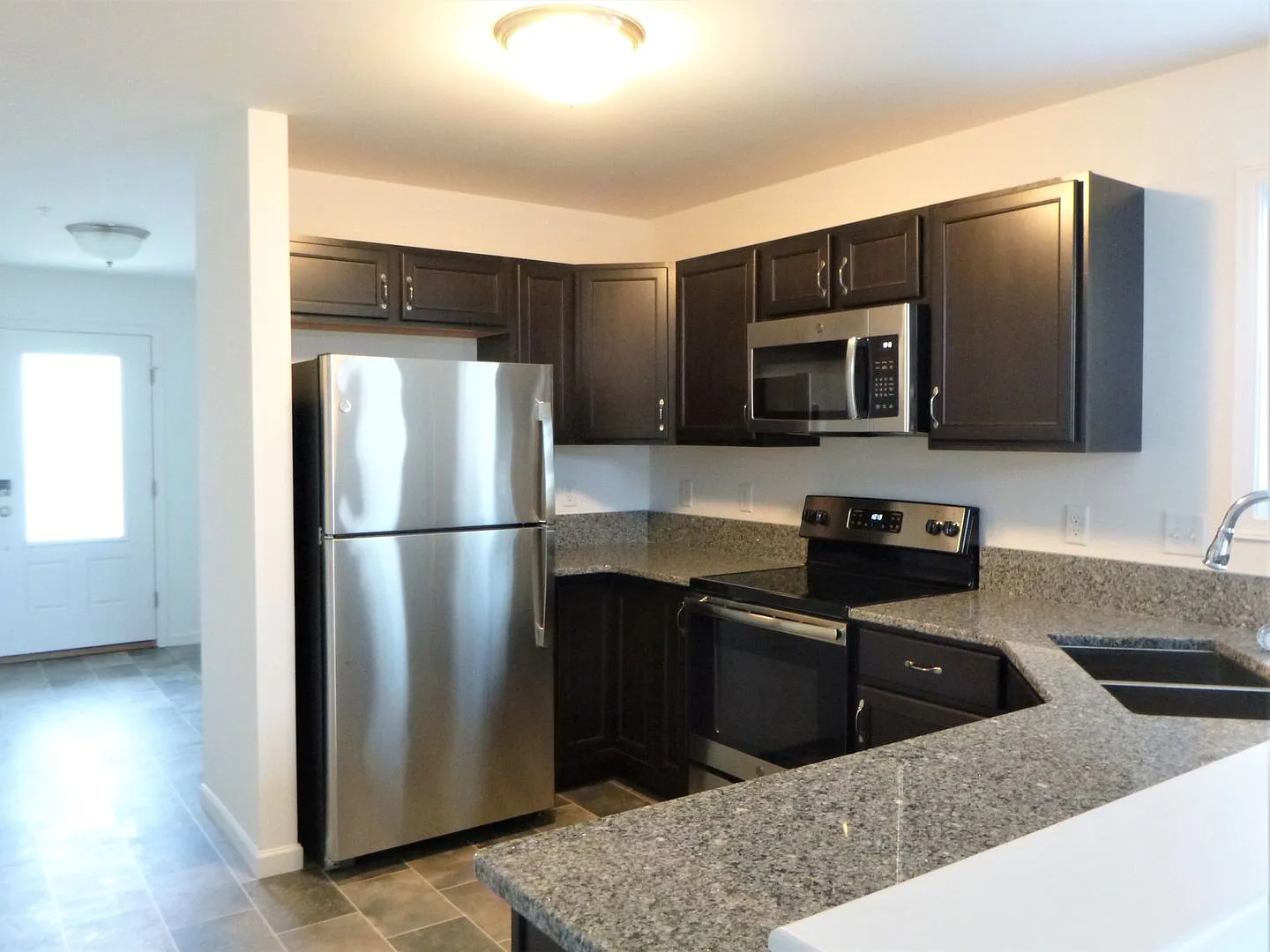 Luxury Corner Townhome with First Floor Master! — Photo 2