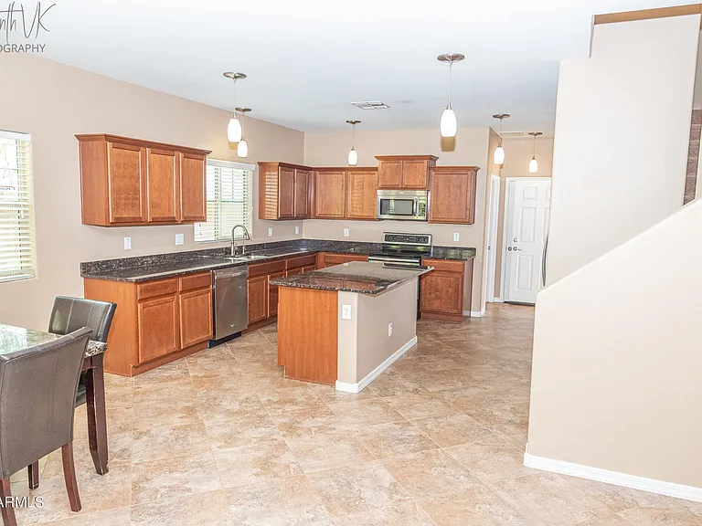 2162 W Scully Dr — Photo 3