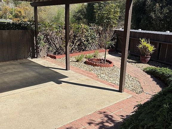 4th image of 1009 Meadow Way