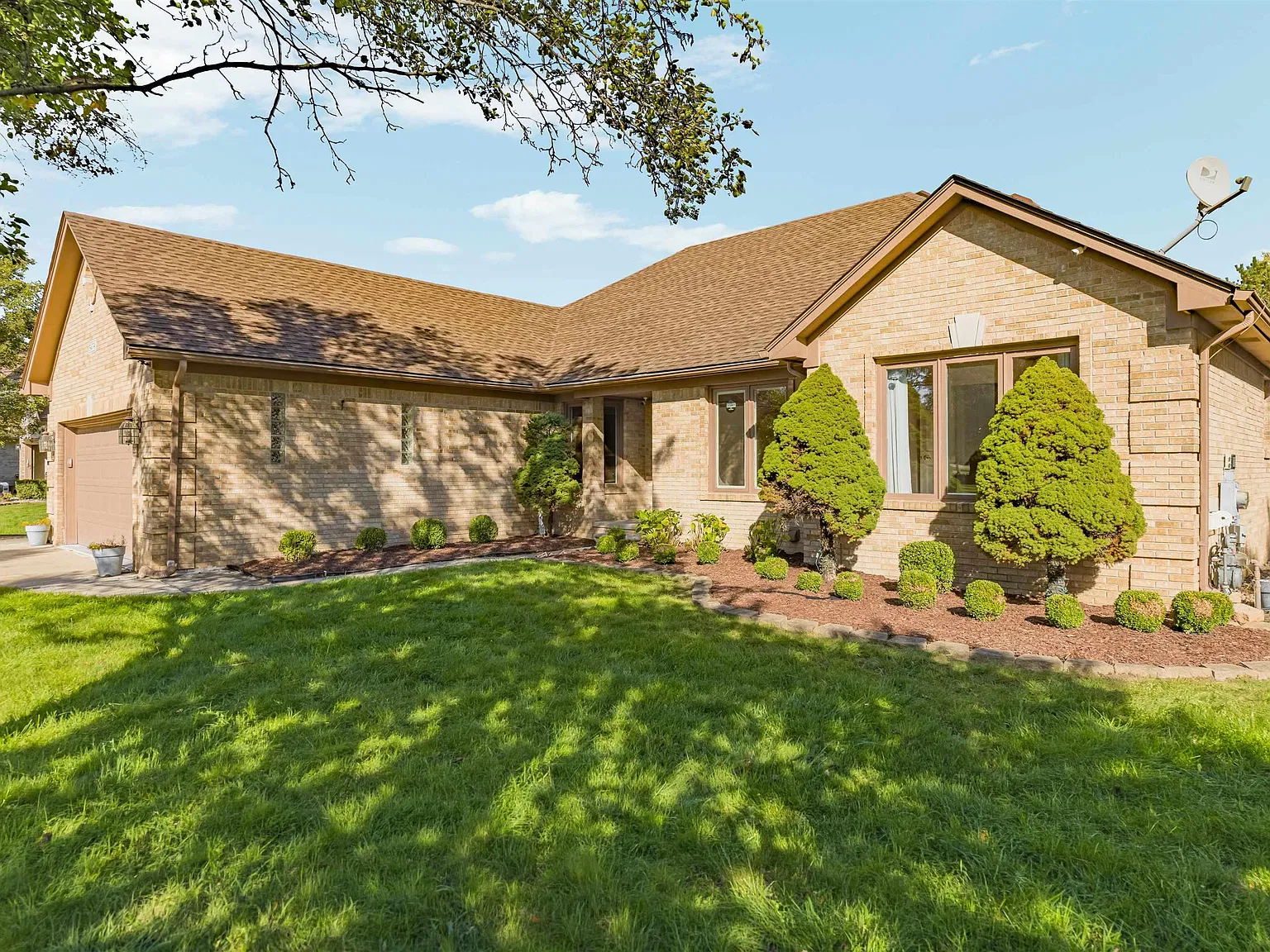 3 bed, 2.5 bath, 2043 sqft, $2,950 — Photo 2