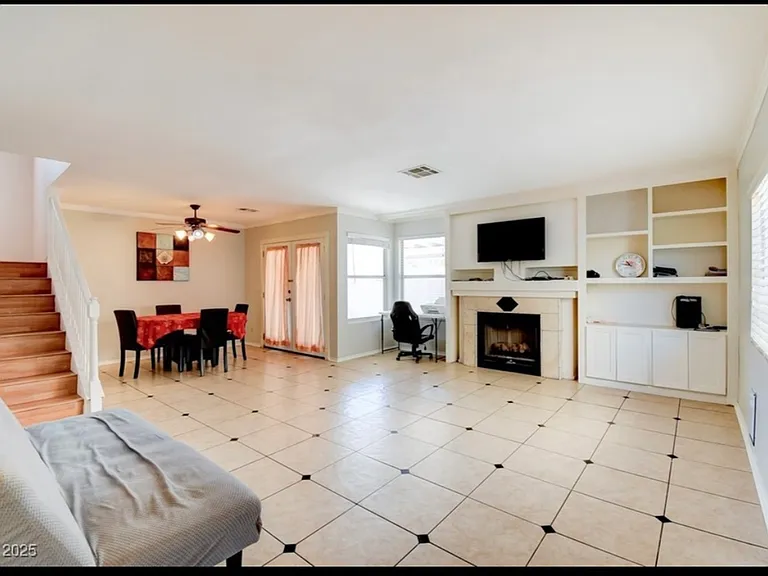 4053 Hazelridge Dr — Photo 3