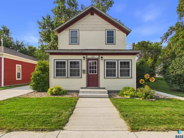 513 SE 1st St, Madison, SD 57042