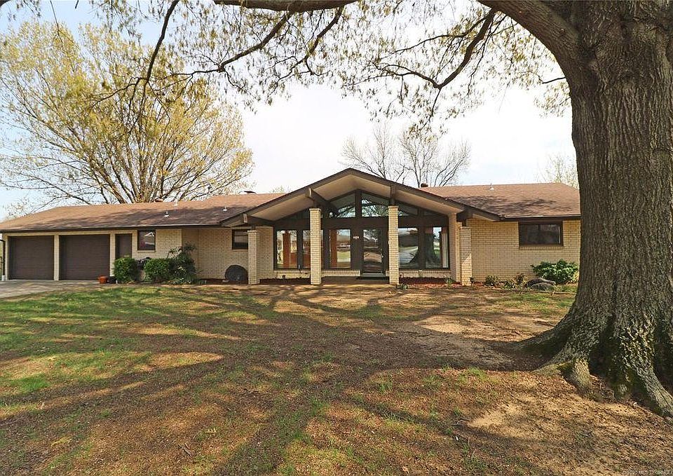 Front view of this mid-century modern home on Swan Lake!