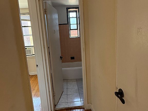 4th image of 14055 Burden Cres APT 4G