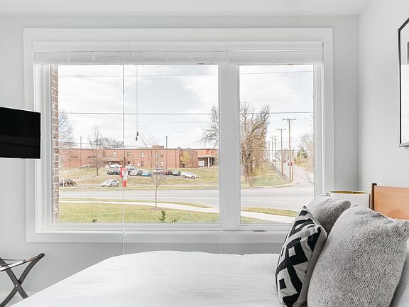 1st floor- 1 queen bed, en suite bathroom