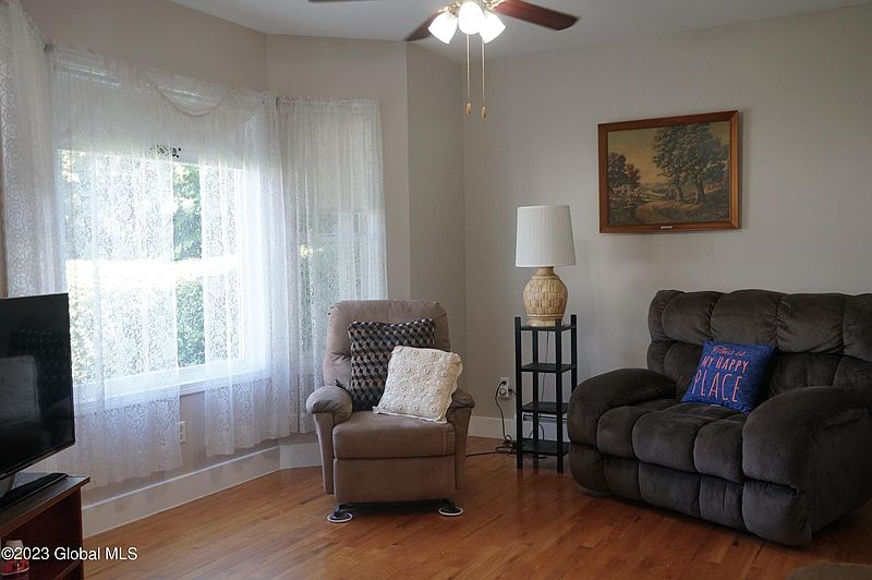 3rd image of 212 Bruce Street