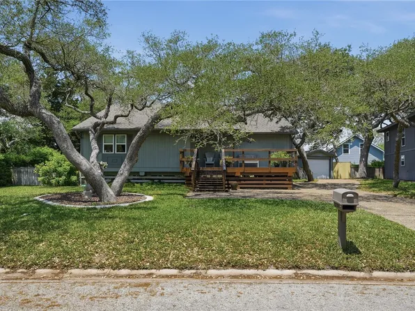 2104 Crescent Dr, Rockport, TX 78382